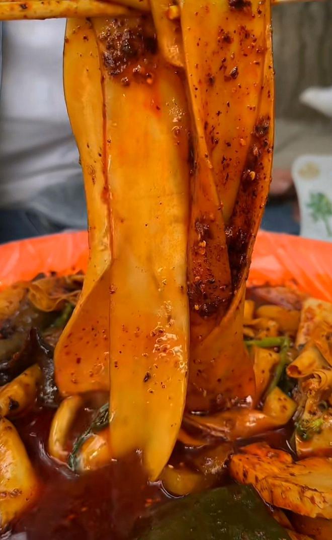 甘肃文旅听个劝拿掉天水麻辣烫的塑料袋吧！(图3)