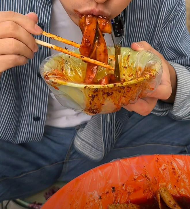 甘肃文旅听个劝拿掉天水麻辣烫的塑料袋吧！(图4)