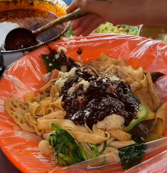甘肃文旅听个劝拿掉天水麻辣烫的塑料袋吧！(图2)