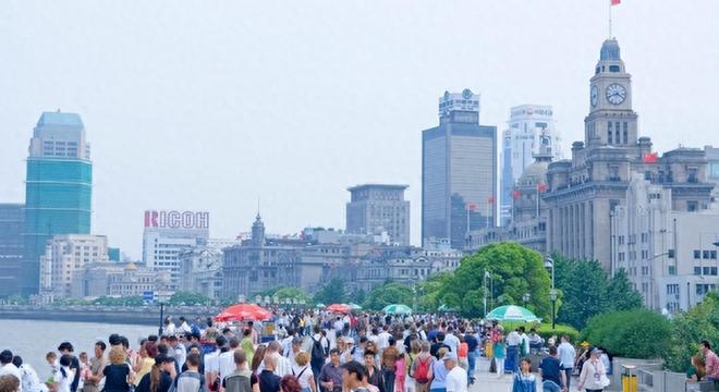 亲戚来旅游住我家13天花16000临走留下一个塑料袋里面装3万(图2)