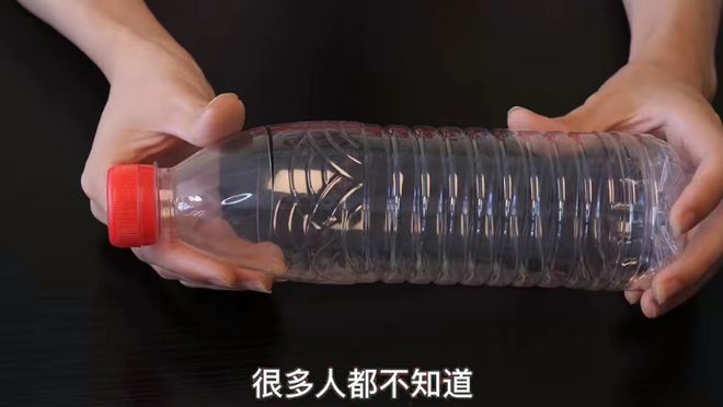 塑料空瓶别扔把钢丝球塞里面解决了家家户户的大难题既省钱又实用意想不到了(图2)