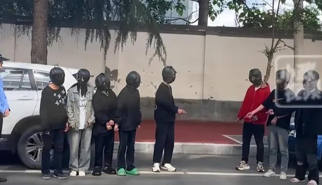 悲哀！多名学生多次砸豪车被抓戴塑料袋指认现场竟有多名女生(图4)