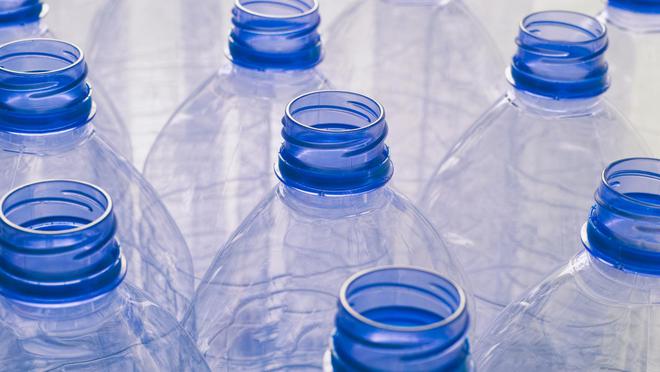 外媒：瓶装水含大量微塑料对人体有潜在危害！喝什么水才安全？(图1)