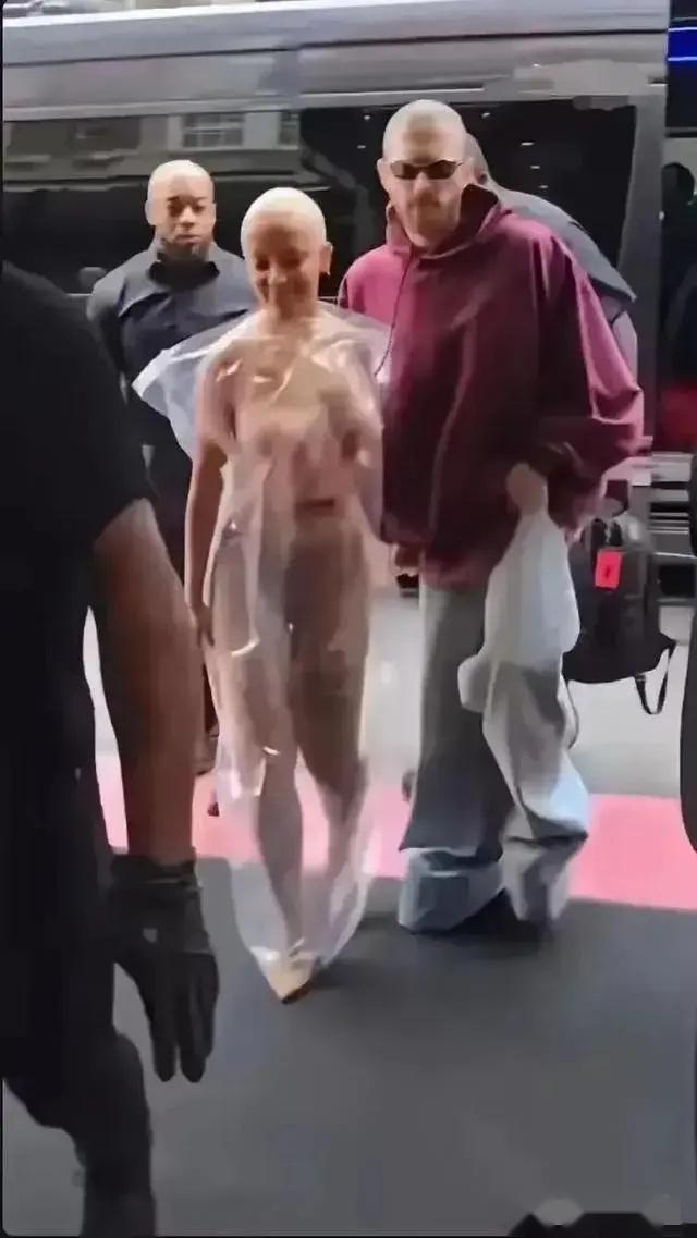 没衣服穿吗？套个塑料袋就出门自己不尴尬尴尬的就是别人(图1)