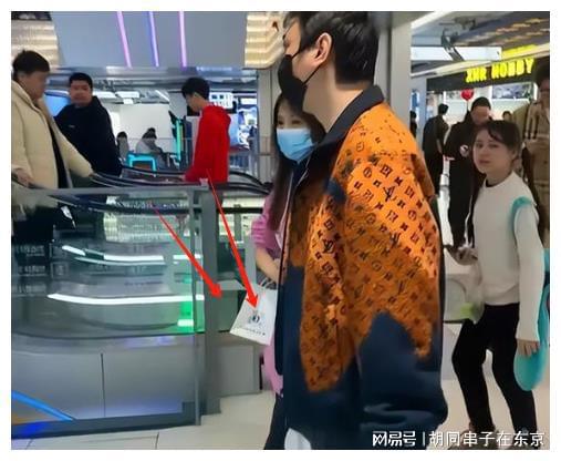 王思聪懒理黄一鸣爆料提塑料袋陪新女友逛街被惊疑是孙一宁(图2)