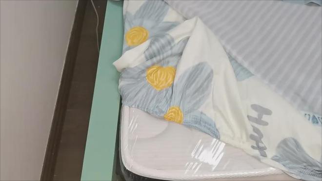 床垫上的塑料薄膜该不该撕掉？多亏家具老板的提醒早点了解问题(图2)