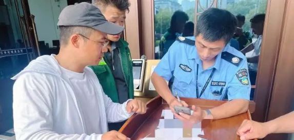 安徽一男子在路边清理垃圾时捡到一个塑料盒里面的东西让他吓一跳立马报警……(图2)