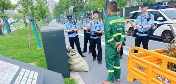安徽一男子在路边清理垃圾时捡到一个塑料盒里面的东西让他吓一跳立马报警……(图3)