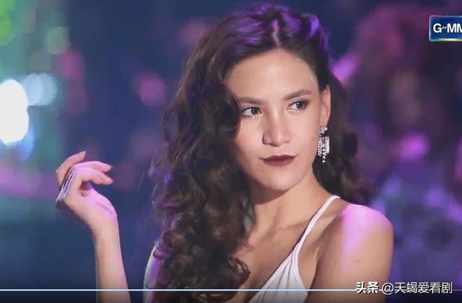 泰剧《火之迷恋》冷艳妈妈桑和绿茶小水的塑料姐妹情(图4)