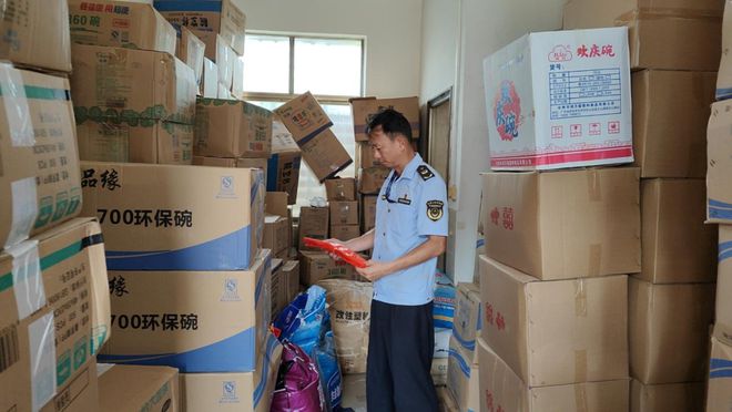 定安县定城市场监管所出击直捣一次性塑料制品储藏窝点(图2)
