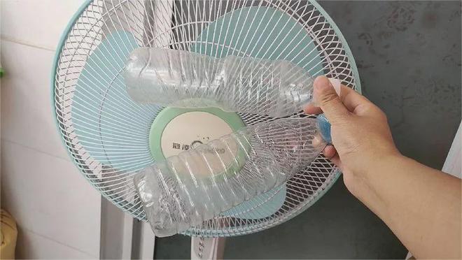电风扇上放一个塑料瓶效果厉害甚至连空调都不用开省钱实用(图2)