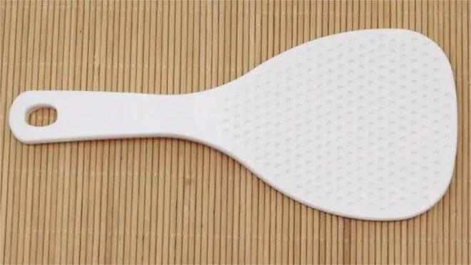 才发现呢原来塑料饭勺还有这隐藏功能卖电饭煲的不会告诉你的(图1)
