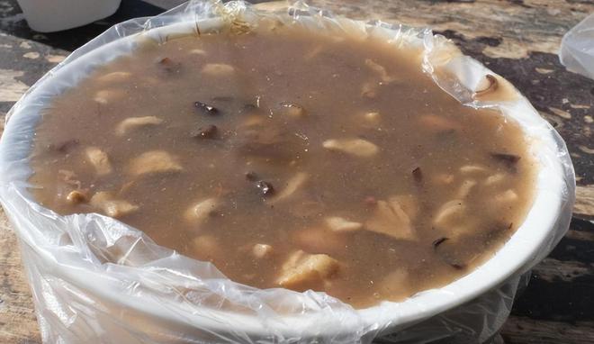 路边摊用塑料袋盛饭高温热汤直接倒进还能吃吗？(图2)
