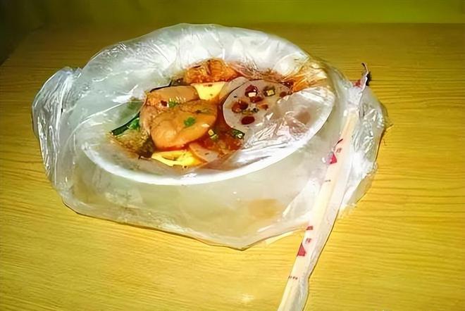 路边摊用塑料袋盛饭高温热汤直接倒进还能吃吗？(图3)