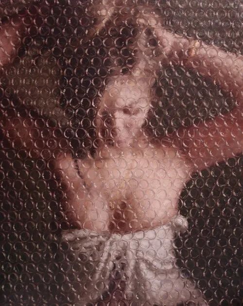 超写实的人物油画被一层气泡膜包裹着伸手去揭却怎么都揭不开(图3)