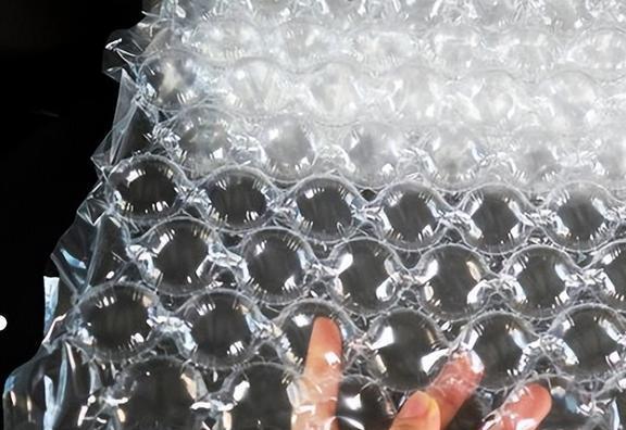 快递里的气泡膜别扔啦！放卫生间、厨房特实用一年能省不少钱！(图13)