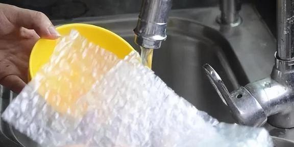 快递里的气泡膜别扔啦！放卫生间、厨房特实用一年能省不少钱！(图11)