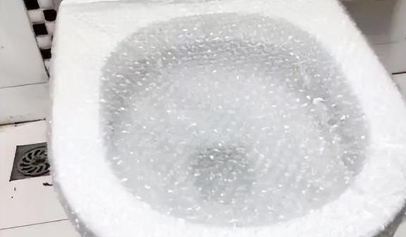 快递里的气泡膜别扔啦！放卫生间、厨房特实用一年能省不少钱！(图18)