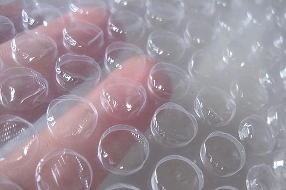 快递里的气泡膜别扔啦！放卫生间、厨房特实用一年能省不少钱！(图22)