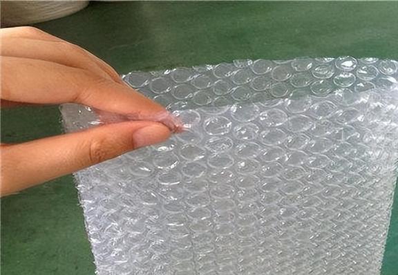 快递里的气泡膜别扔啦！放卫生间、厨房特实用一年能省不少钱！(图24)