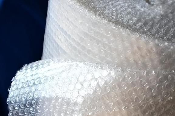 快递里的气泡膜别扔啦！放卫生间、厨房特实用一年能省不少钱！(图27)