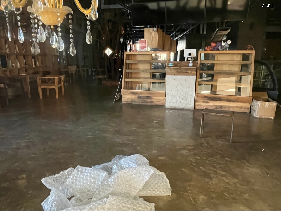 9年老店「一夜跑路」！门店桌上还有未收的咖啡杯