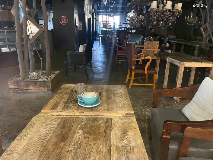 9年老店「一夜跑路」！门店桌上还有未收的咖啡杯(图3)