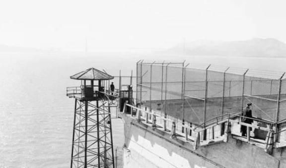 史上最强越狱三人组：自制假人头、挖洞一年逃亡57年仍未被抓获(图2)