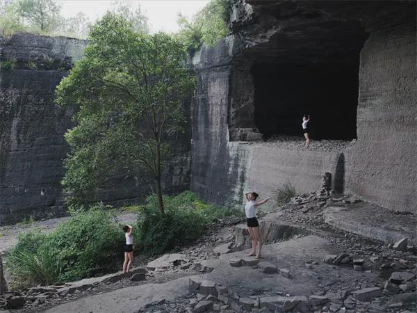 “界的折衷面的游移漩涡的末梢”“随风·滚石”在山中天开幕