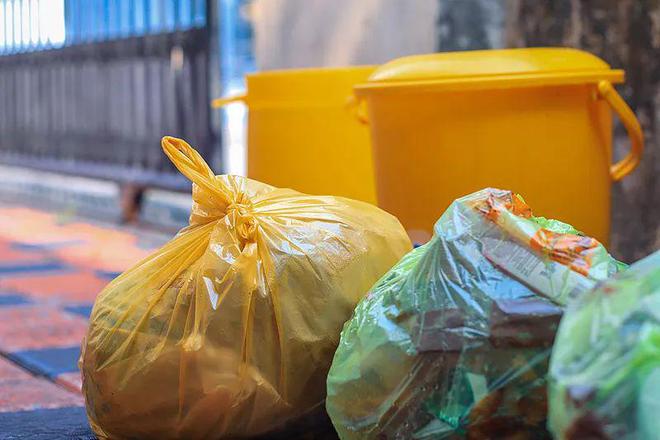 垃圾放家门口楼道合适吗？违法吗？