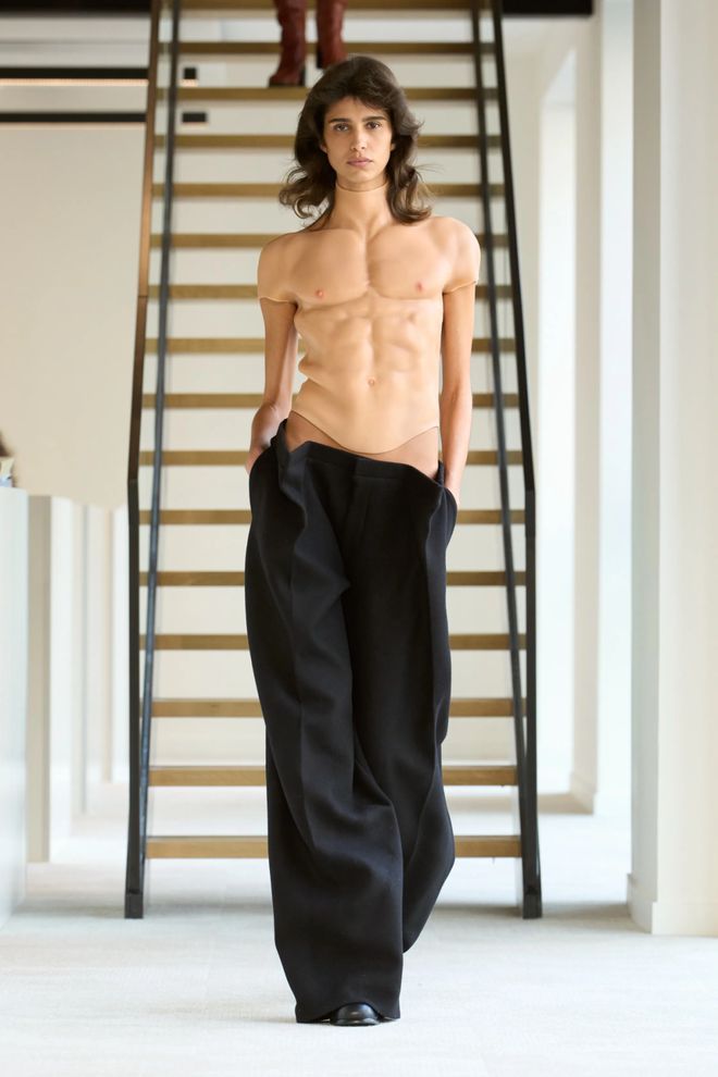 女模穿男性肌肉乳胶衣男模穿女性义乳乳胶衣设计师到在底搞什么？ Duran Lantink秋冬2025系列(图1)