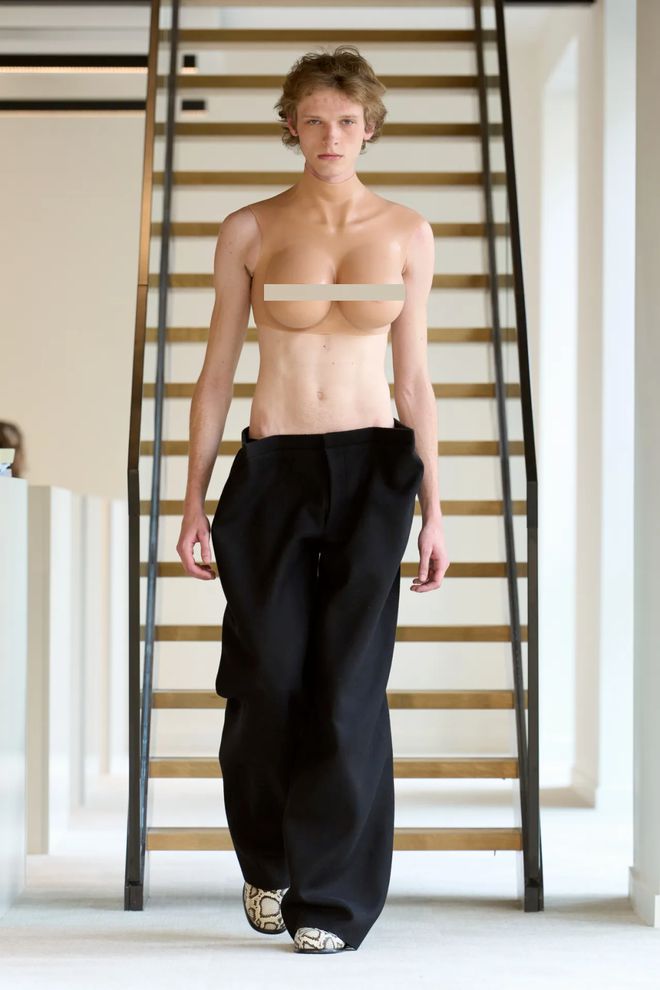 女模穿男性肌肉乳胶衣男模穿女性义乳乳胶衣设计师到在底搞什么？ Duran Lantink秋冬2025系列(图2)