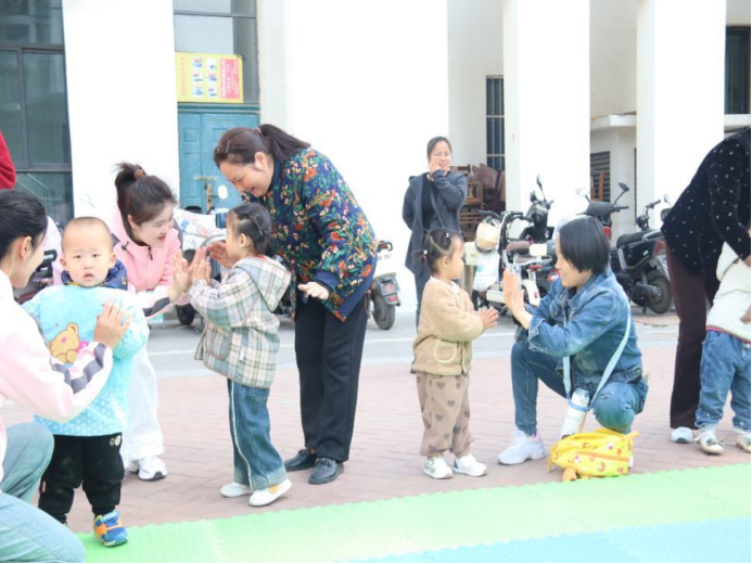 乐育乐享 亲子同长合肥幼教集团光明之家幼儿园开展早教进社区活动
