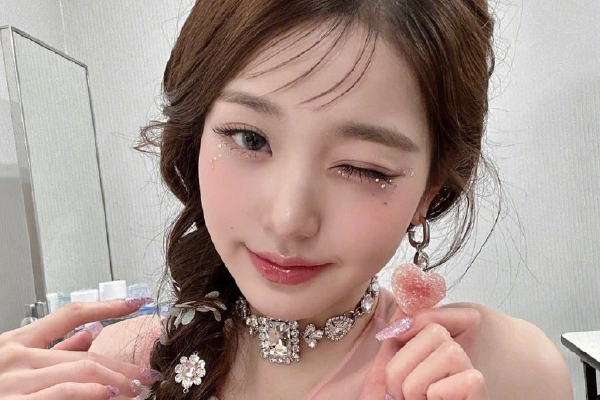 花木兰眼流泪红脸咬铁球(图1)