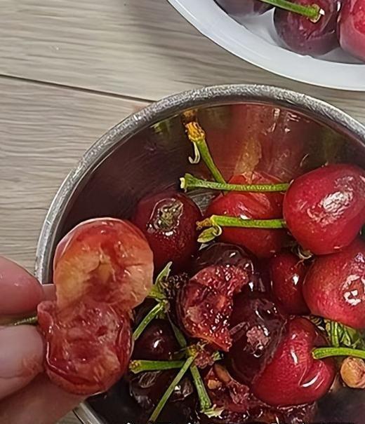 山东村书记宣传樱桃不惜扮丑吸引网友却被自己人背刺含泪道歉(图9)