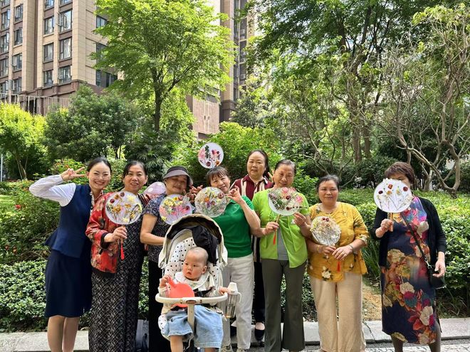 四川成都：“万斤蔬菜进社区”暖人心 “母亲节”团扇传情共庆佳节(图4)