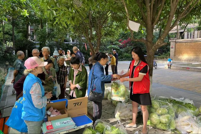四川成都：“万斤蔬菜进社区”暖人心 “母亲节”团扇传情共庆佳节(图1)