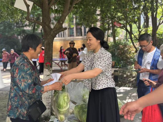 四川成都：“万斤蔬菜进社区”暖人心 “母亲节”团扇传情共庆佳节(图2)