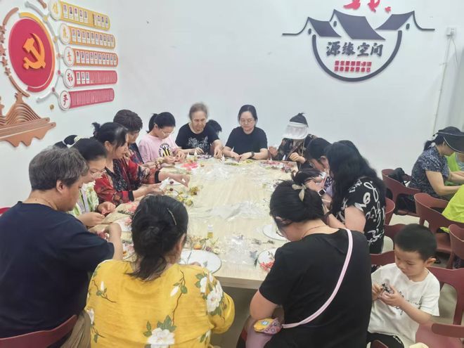四川成都：“万斤蔬菜进社区”暖人心 “母亲节”团扇传情共庆佳节(图5)