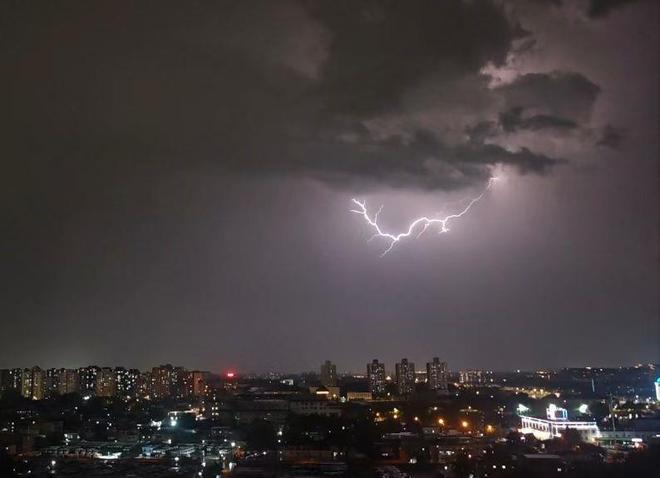 北京多地遭大风冰雹天气：私家车挡风玻璃被砸出窟窿树木倒伏侵入地铁限界致列车延误