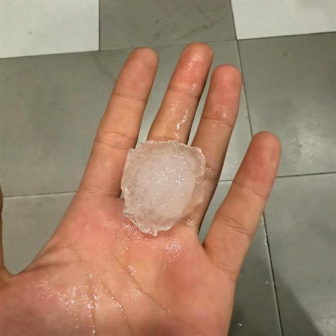 北京多地遭大风冰雹天气：私家车挡风玻璃被砸出窟窿树木倒伏侵入地铁限界致列车延误(图3)