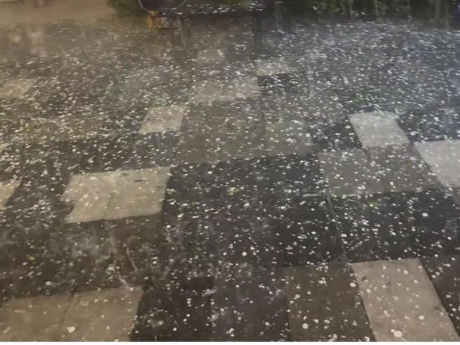 北京多地遭大风冰雹天气：私家车挡风玻璃被砸出窟窿树木倒伏侵入地铁限界致列车延误(图4)