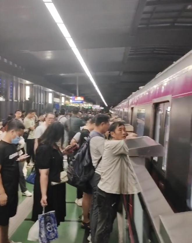 北京多地遭大风冰雹天气：私家车挡风玻璃被砸出窟窿树木倒伏侵入地铁限界致列车延误(图6)