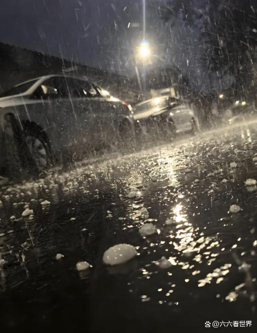 北京突降冰雹市民称10年来头次见 罕见天气引发广泛关注(图2)