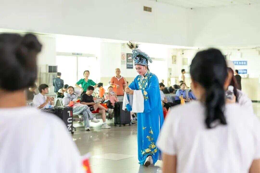 我的铁路风景｜旅客向窗外举起相机意外拍到……