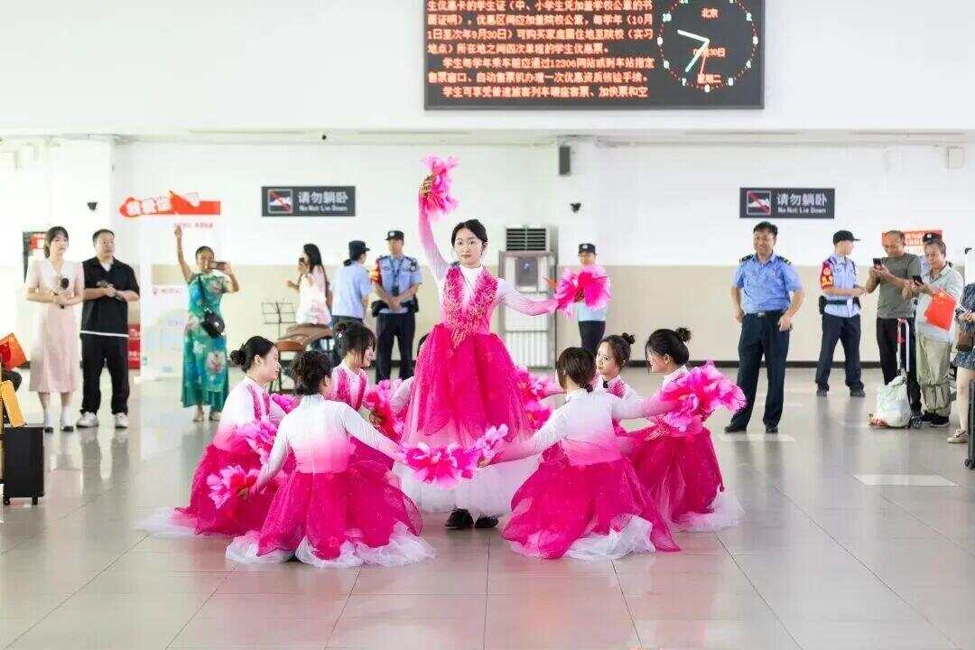 我的铁路风景｜旅客向窗外举起相机意外拍到……(图2)