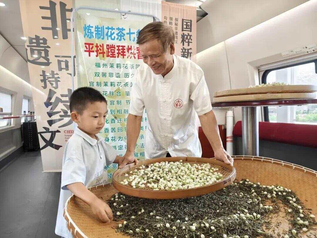 我的铁路风景｜旅客向窗外举起相机意外拍到……(图4)