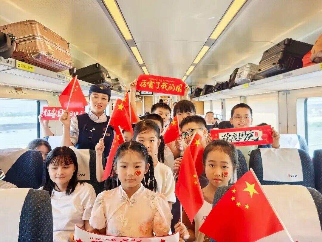 我的铁路风景｜旅客向窗外举起相机意外拍到……(图5)