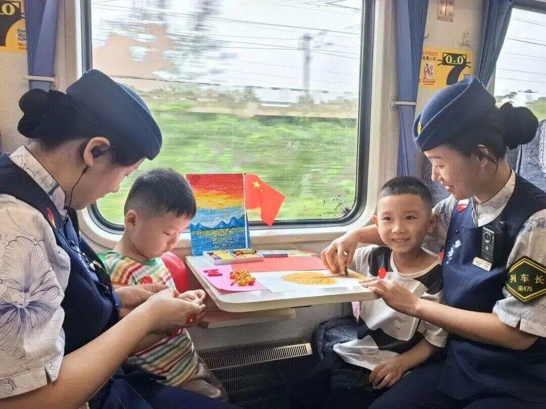 我的铁路风景｜旅客向窗外举起相机意外拍到……(图6)