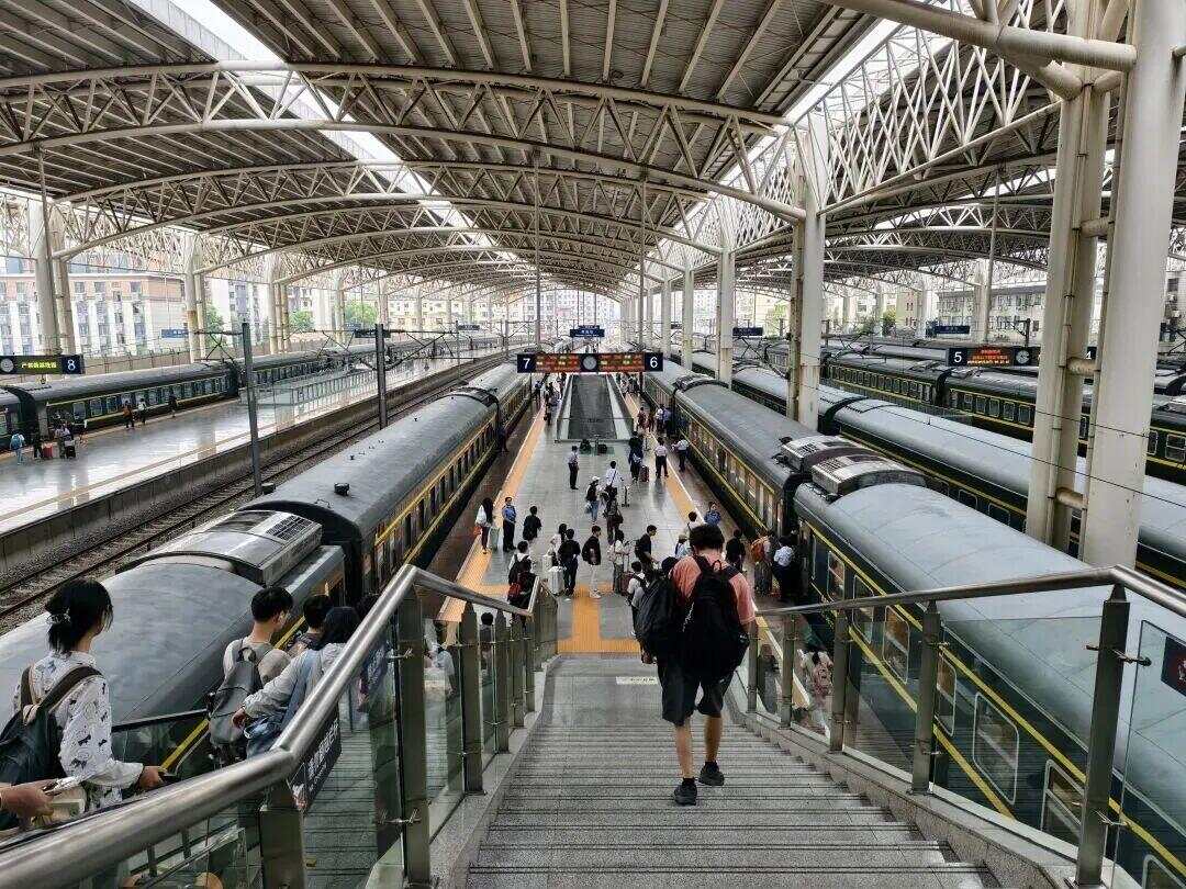 我的铁路风景｜旅客向窗外举起相机意外拍到……(图9)